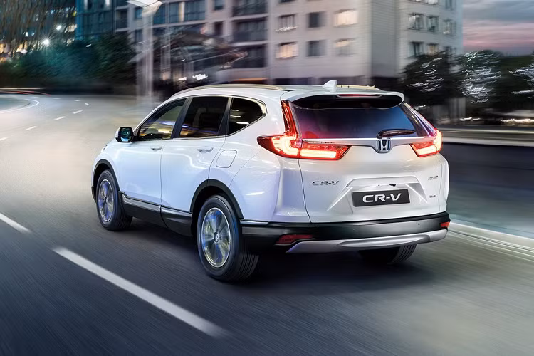 Tổng thể, Honda CR-V Hybrid hoàn toàn mới không khác biệt nhiều với CR-V bản động cơ xăng. Điểm nhận diện duy nhất ở ngoại thất là logo chữ H được viền xanh và huy hiệu e:HEV ở đuôi xe.