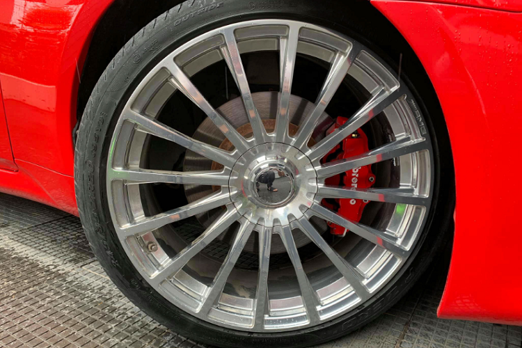 Sau hơn nhiều năm sử dụng, ngoại thất chiếc G37 Coupe này đã được chủ xe thay mâm đồ chơi CNC mang kích thước 20 inch theo phong cách Mercedes-AMG S65 sedan, nhìn qua khá hợp với dáng xe.