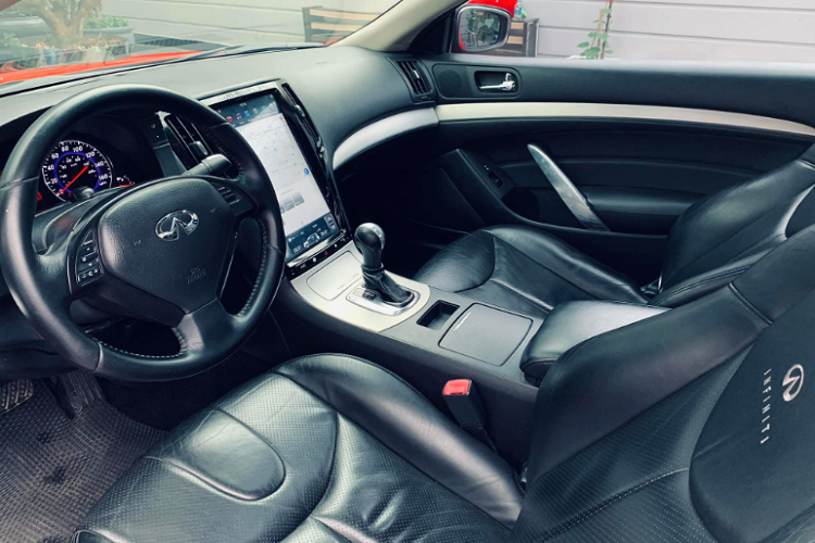 Nội thất G37 Coupe mang thiết kế sang trọng hướng đến sự thoải mái để nâng cao trải nghiệm cho người dùng. Cabin gây ấn tượng với bảng táp-lô mang phong cách “double wave” (sóng đôi) đặc trưng của thương hiệu Infiniti.