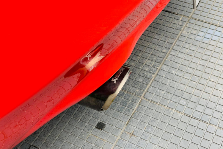 Hiện chưa rõ chủ nhân có còn giữ lại mâm “zin” hay không, nếu mất đi mâm nguyên bản thì nó có thể làm giảm độ chất và cả giá trị của xe. Tuy nhiên, việc tìm mua lại bộ mâm “zin” theo xe là một chuyện không khó. Xe được nâng cấp ống xả On/Off cho âm thanh phấn khích hơn.