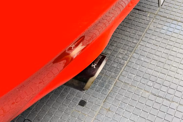 Hiện chưa rõ chủ nhân có còn giữ lại mâm “zin” hay không, nếu mất đi mâm nguyên bản thì nó có thể làm giảm độ chất và cả giá trị của xe. Tuy nhiên, việc tìm mua lại bộ mâm “zin” theo xe là một chuyện không khó. Xe được nâng cấp ống xả On/Off cho âm thanh phấn khích hơn.