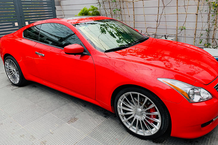 “Trái tim” của G37 là khối động cơ xăng V6 dung tích 3.7L hút khí nhiên (mã VQ37) cho công suất tối đa 330 mã lực tại 7.000 vòng/phút và mô-men xoắn cực đại 366Nm tại 5.200 vòng/phút, đạt “redline” ở 7.500 vòng/phút. Sức mạnh được truyền xuống cầu sau (RWD) thông qua hộp số tự động 7 cấp (7AT), có chế độ lái thể thao Drive Sport (DS).