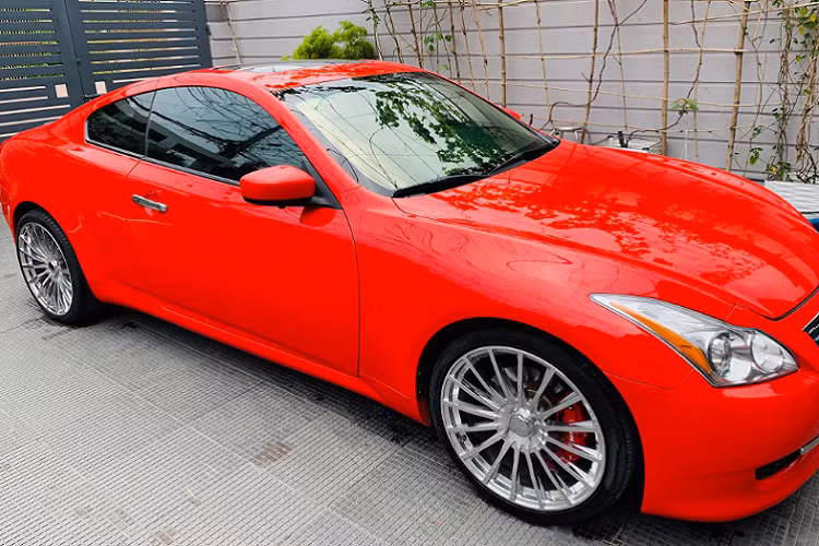 “Trái tim” của G37 là khối động cơ xăng V6 dung tích 3.7L hút khí nhiên (mã VQ37) cho công suất tối đa 330 mã lực tại 7.000 vòng/phút và mô-men xoắn cực đại 366Nm tại 5.200 vòng/phút, đạt “redline” ở 7.500 vòng/phút. Sức mạnh được truyền xuống cầu sau (RWD) thông qua hộp số tự động 7 cấp (7AT), có chế độ lái thể thao Drive Sport (DS).