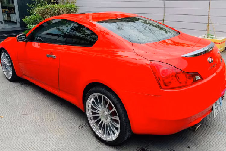 G37 Coupe là một dòng xe hạng sang của thương hiệu xe sang Infiniti được ra mắt cách đây hơn 10 năm. Trên thị trường, Infiniti G37 Coupe là đối thủ cạnh tranh trực tiếp với Audi A5 Coupe hay BMW 3-Series Coupe. Thoạt nhìn, Infiniti G37 Coupe mang nhiều đường nét đường nét mềm mại, khỏe khoắn.