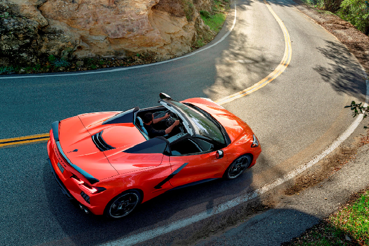 Mặc dù Chevrolet đã bắt đầu nhận đơn đặt hàng C8 Convertible nhưng hiện tại vẫn chưa có những thông tin cụ thể về việc ra mắt những chiếc xe đầu tiên trên dây chuyền tại nhà máy lắp ráp Bowling Green, Kentucky của GM, mặc dù chúng dự kiến sẽ được đưa vào sản xuất vào đầu tháng Tư.