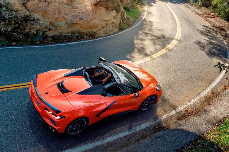 Mặc dù Chevrolet đã bắt đầu nhận đơn đặt hàng C8 Convertible nhưng hiện tại vẫn chưa có những thông tin cụ thể về việc ra mắt những chiếc xe đầu tiên trên dây chuyền tại nhà máy lắp ráp Bowling Green, Kentucky của GM, mặc dù chúng dự kiến sẽ được đưa vào sản xuất vào đầu tháng Tư.