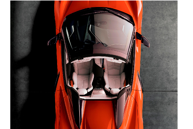 Trên mẫu C8 Convertible hoàn toàn mới này, phần mui xe vải trên những phiên bản cũ đã được thay thế bằng dạng mui mới, đó chính là phần mui cứng có thể đóng mở linh hoạt, tiện lợi.