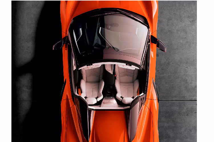 Trên mẫu C8 Convertible hoàn toàn mới này, phần mui xe vải trên những phiên bản cũ đã được thay thế bằng dạng mui mới, đó chính là phần mui cứng có thể đóng mở linh hoạt, tiện lợi.