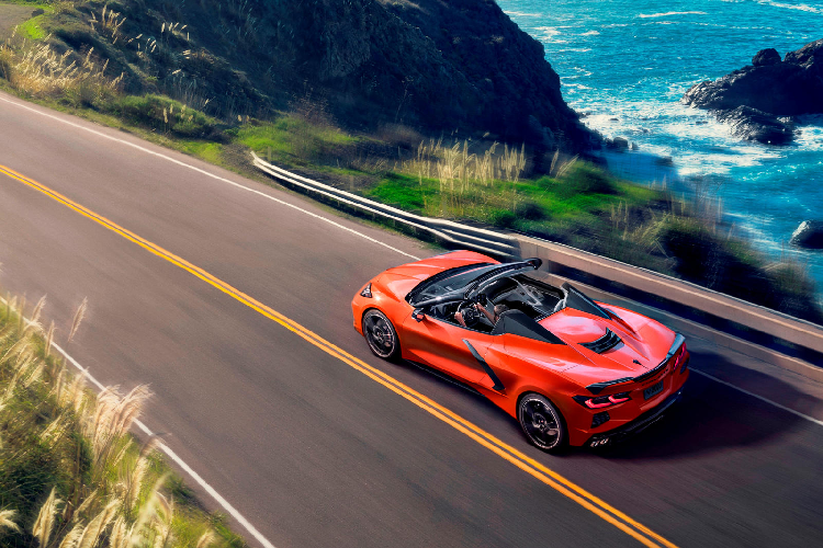 Lý giải cho sự thay thế mui vải, kỹ sư trưởng của Corvette, Tadge Jeuchter cho biết:” quyết định đã được đưa trong việc thay thế mui vải thành dạng mui cứng có thể thu vào được vì “mui vải đang bắt đầu làm chiếc xe trông cũ đi”.