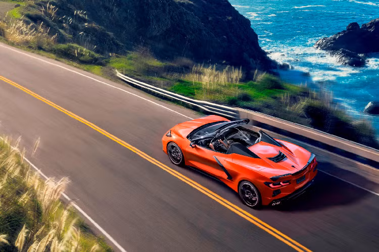 Lý giải cho sự thay thế mui vải, kỹ sư trưởng của Corvette, Tadge Jeuchter cho biết:” quyết định đã được đưa trong việc thay thế mui vải thành dạng mui cứng có thể thu vào được vì “mui vải đang bắt đầu làm chiếc xe trông cũ đi”.