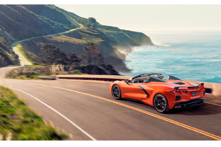 Chevrolet Corvette mui trần mới là một sự lựa chọn hấp dẫn hơn so với bất kỳ những phiên bản trước đây của mẫu xe thể thao đầy cuốn hút này nhờ vào sức mạnh kỹ thuật đặc biệt của GM. Với mục đích tạo ra một chiếc Convertible, C8 được thiết kế để không cần phải thêm các chi tiết gia cố khung gầm bên dưới xe để bù lại cho phần mui xe trên. Chính vì thế mà C8 Convertible nặng hơn khoảng 40kg so với phiên bản Coupe.