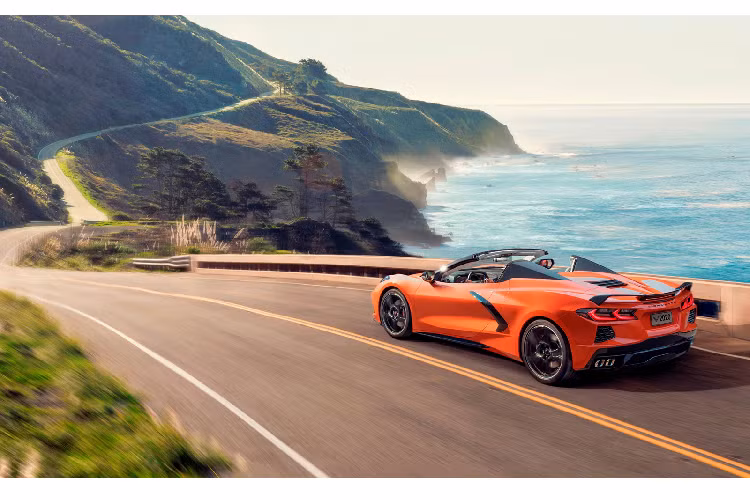 Chevrolet Corvette mui trần mới là một sự lựa chọn hấp dẫn hơn so với bất kỳ những phiên bản trước đây của mẫu xe thể thao đầy cuốn hút này nhờ vào sức mạnh kỹ thuật đặc biệt của GM. Với mục đích tạo ra một chiếc Convertible, C8 được thiết kế để không cần phải thêm các chi tiết gia cố khung gầm bên dưới xe để bù lại cho phần mui xe trên. Chính vì thế mà C8 Convertible nặng hơn khoảng 40kg so với phiên bản Coupe.