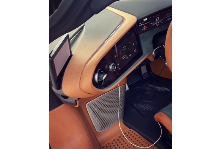 Chiếc xe này sở hữu ngoại thất màu carbon xanh rêu nổi bật, kết hợp với bộ mâm đa chấu màu gold cùng các viền màu gold trên các viền líp hay viền kính chạy quanh thân xe. So với những chiếc Speedtail trước đây, chiếc xe này được phối với tông màu hướng tối, đem lại sự sang trọng khi kết hợp với khoang nội thất màu nâu – xanh rêu.