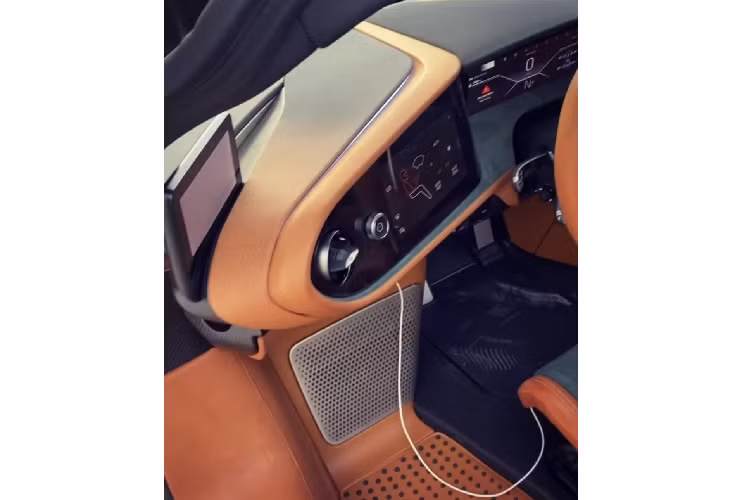 Chiếc xe này sở hữu ngoại thất màu carbon xanh rêu nổi bật, kết hợp với bộ mâm đa chấu màu gold cùng các viền màu gold trên các viền líp hay viền kính chạy quanh thân xe. So với những chiếc Speedtail trước đây, chiếc xe này được phối với tông màu hướng tối, đem lại sự sang trọng khi kết hợp với khoang nội thất màu nâu – xanh rêu.