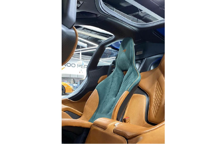 Điểm nổi bật nhất trên Speedtail chính là phần gương xe được tích hợp trên cửa thông qua một camera có thể thu gọn vào, và dữ liệu hình ảnh sẽ được hiển thị bên trong cabin. Ở chế độ “Velocity – Tốc Độ”, chiếc máy ảnh sẽ được rút vào trong cửa và gầm xe sẽ hạ xuống khoảng 35 mm để cải thiện hơn nữa tính khí động học.