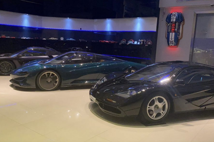 Chiếc siêu xe hybrid này được trang bị động cơ V8 tăng áp kép, dung tích 4.0 lít với công suất cực đại 789 mã lực, kết hợp cùng các động cơ điện để tạo ra công suất tối đa lên đến 1.055 mã lực và mô-men xoắn cực đại 1.150 Nm. Với sức mạnh này, Speedtail có thể đạt 300 km/h từ vị trí đứng yên trong chỉ 13 giây và tốc độ tối đa 403 km/h.