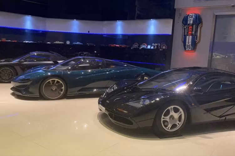 Chiếc siêu xe hybrid này được trang bị động cơ V8 tăng áp kép, dung tích 4.0 lít với công suất cực đại 789 mã lực, kết hợp cùng các động cơ điện để tạo ra công suất tối đa lên đến 1.055 mã lực và mô-men xoắn cực đại 1.150 Nm. Với sức mạnh này, Speedtail có thể đạt 300 km/h từ vị trí đứng yên trong chỉ 13 giây và tốc độ tối đa 403 km/h.