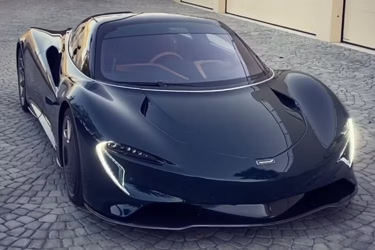 Không lâu sau, một chiếc McLaren Speedtail hàng hiếm mang trên mình màu ngoại thất carbon xanh rêu đã được bàn giao tới chủ sở hữu tại đất nước Bahrain – gia nhập vào bộ sưu tập siêu xe “khủng” của vị chủ nhân này.