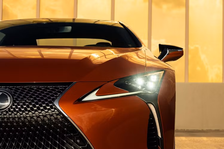 Lexus cũng mang vào bên trong khoang lái của mẫu xe này một phối màu mới nhằm giúp hòa quyện tốt hơn với ngoại thất nổi bật. Màu nội thất mới có tên Manhattan Orange, được lấy cảm hứng từ sự kiện thiên nhiên Manhattan Hedge. Sự kiện đặc biệt này vốn chỉ xảy ra hai lần trong năm tại New York, khi đó, mặt trời lặn sẽ tạo thành một đường thẳng hoàn hảo với con đường chính thuộc quận trung tâm của thành phố. Gam màu này sẽ được sử dụng để bọc ghế, ốp cửa, trần xe cũng như tạo thành các đường nét tương phản cho khoang lái.