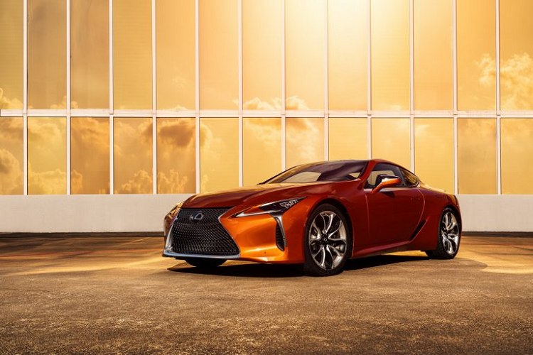 Màu sơn mới của Lexus LC 500 2021 mới sẽ là Blazing Carnelian, tạo nên nguồn cảm hứng về sự nhanh nhẹn và chính xác của chiếc coupe thể thao mới nhất của hãng. Màu sơn đặc biệt này lấy cảm hứng từ ánh mặt trời lặn, đầy màu sắc và mãnh liệt. Để có thể tạo nên một màu sơn đặc biệt như vậy, Lexus đã phải phủ lên xe nhiều màu sơn khác nhau, bao gồm cả hai lớp màu nền đậm và lớp mica để tạo nên chiều sâu cho Blazing Carnelian.