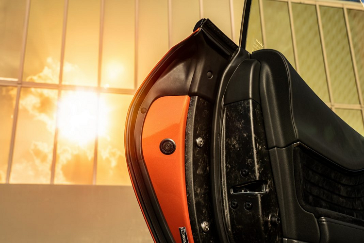 Cả hai phiên bản đều được trang bị hộp số tự động Direct Shift 10 cấp. Ở biến thể hybrid, chiếc coupe thể thao này chỉ tốn khoảng hơn 6 lít cho quãng đường 100 km.