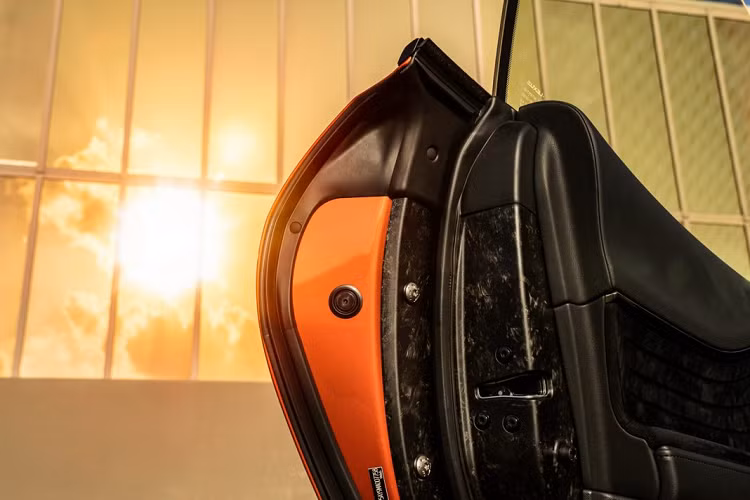 Cả hai phiên bản đều được trang bị hộp số tự động Direct Shift 10 cấp. Ở biến thể hybrid, chiếc coupe thể thao này chỉ tốn khoảng hơn 6 lít cho quãng đường 100 km.