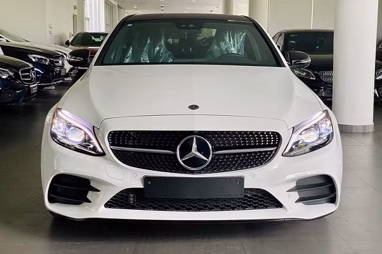 Mới đây, Youtuber nổi tiếng Khoa Pug lái Toyota Vios đi mua Mercedes-Benz C300 AMG 2020 mới sau 2 tháng "mất tích" trên mạng xã hội khiến không ít người thắc mắc trang bị mới cửa sổ trời toàn cảnh Panorama dạng kính của mẫu xe này. Một số người cho rằng việc lắp thêm trang bị cửa sổ trời toàn cảnh Panorama dạng kính cho C300 AMG 2020 là khá tiện nghi nhưng một số ít hoài nghi có thể giá xe Mercedes-Benz C300 AMG 2020 sẽ tăng nhẹ.