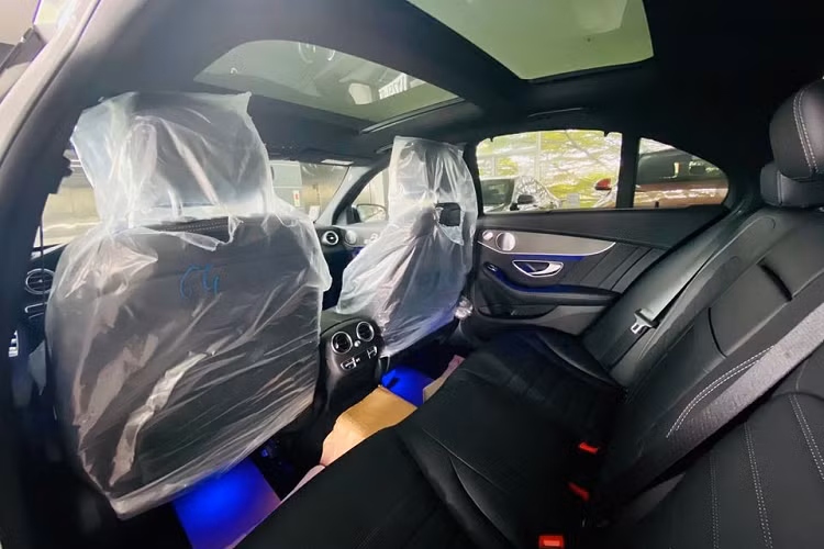 Nhiều khả năng, Khoa Pug chính là 1 trong những khách hàng đầu tiên ở Việt Nam mua Mercedes-Benz C300 AMG 2020 với trang bị thêm là cửa sổ trời toàn cảnh Panorama dạng kính. C300 AMG 2020 mà Khoa Pug mới tậu sở hữu ngoại hình thể thao nhờ gói phụ kiện AMG. Đặc điểm nhận dạng của Mercedes-Benz C300 AMG 2020 nằm ở lưới tản nhiệt với mắt lưới kim cương và bộ vành hợp kim 18 inch.