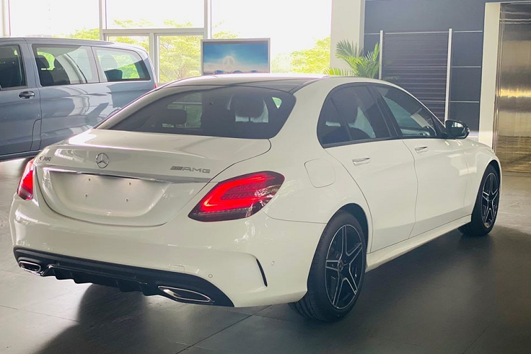 Ngoài ra, xe còn được trang bị hệ thống đèn pha Multibeam LED với tầm chiếu xa 650m và tích hợp dải đèn LED định vị ban ngày. "Trái tim" của Mercedes-Benz C300 AMG 2020 là khối động cơ xăng 4 xi-lanh thẳng hàng, tăng áp kép, dung tích 2.0 lít, sản sinh công suất tối đa 258 mã lực và mô-men xoắn cực đại 370 Nm. Nhờ đó, xe có thể tăng tốc từ vị trí xuất phát lên 100 km/h trong thời gian 5,9 giây.