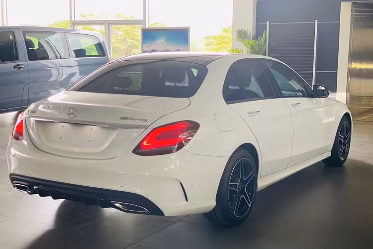 Ngoài ra, xe còn được trang bị hệ thống đèn pha Multibeam LED với tầm chiếu xa 650m và tích hợp dải đèn LED định vị ban ngày. "Trái tim" của Mercedes-Benz C300 AMG 2020 là khối động cơ xăng 4 xi-lanh thẳng hàng, tăng áp kép, dung tích 2.0 lít, sản sinh công suất tối đa 258 mã lực và mô-men xoắn cực đại 370 Nm. Nhờ đó, xe có thể tăng tốc từ vị trí xuất phát lên 100 km/h trong thời gian 5,9 giây.