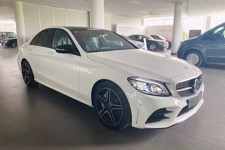 Thông tin từ một nhân viên bán xe Mercedes-Benz Phú Mỹ Hưng, quận 7, TP HCM cho biết, những chiếc xe sang Mercedes-Benz C300 AMG 2020 hiện nay sẽ được trang bị cửa sổ trời toàn cảnh Panorama dạng kính sẽ có mức tăng thêm 10 triệu đồng. Như vậy, giá xe Mercedes-Benz C300 AMG 2020 mới nhất tại Việt Nam sẽ là 1,939 tỷ đồng.
