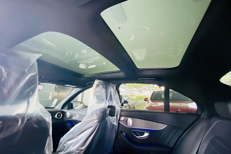Việc âm thầm nâng cấp cửa sổ trời toàn cảnh Panorama dạng kính cho C300 AMG 2020 của Mercedes-Benz Việt Nam khiến khách hàng không khỏi bất ngờ. Một số cho rằng sẽ tốn thêm tiền để dán cách nhiệt, số khác cho rằng thêm cửa sổ trời cho hàng ghế sau có cái tiện lợi là đẹp hơn nhưng dễ khiến khoang lái nóng hơn.