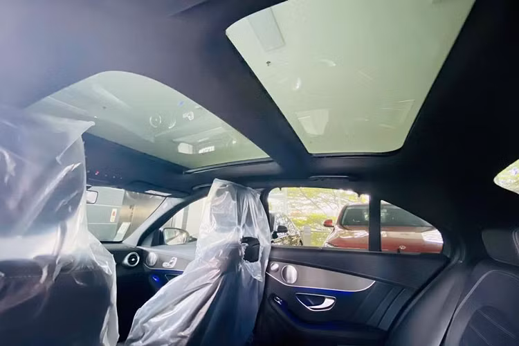 Việc âm thầm nâng cấp cửa sổ trời toàn cảnh Panorama dạng kính cho C300 AMG 2020 của Mercedes-Benz Việt Nam khiến khách hàng không khỏi bất ngờ. Một số cho rằng sẽ tốn thêm tiền để dán cách nhiệt, số khác cho rằng thêm cửa sổ trời cho hàng ghế sau có cái tiện lợi là đẹp hơn nhưng dễ khiến khoang lái nóng hơn.