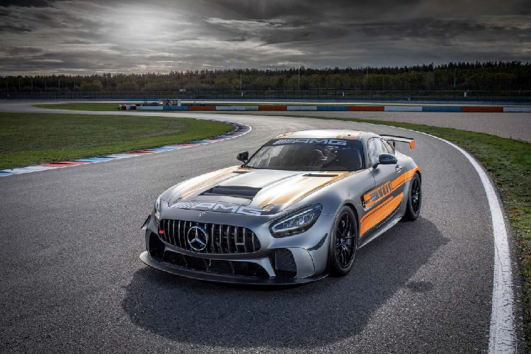 Mercedes-AMG GT4 phiên bản mới hiện có sẵn để đặt hàng và những chiếc xe đầu tiên sẽ dần đước giao dự kiến sẽ vào cuối tháng này.