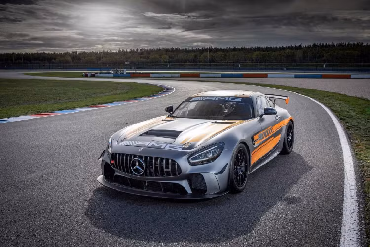 Mercedes-AMG GT4 phiên bản mới hiện có sẵn để đặt hàng và những chiếc xe đầu tiên sẽ dần đước giao dự kiến sẽ vào cuối tháng này.