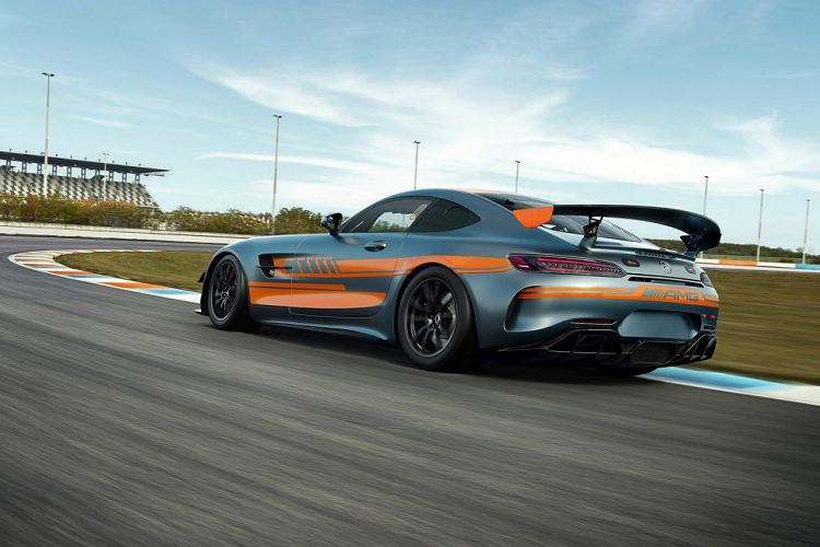 Giá xe Mercedes-AMG GT4 2020 khởi điểm cho mỗi chiếc sẽ được niêm yết ở mức 236,684 USD. Nói về mẫu xe gốc, chiếc xe được ra mắt vào năm 2018 và Mercedes đã giao hơn 120 chiếc.