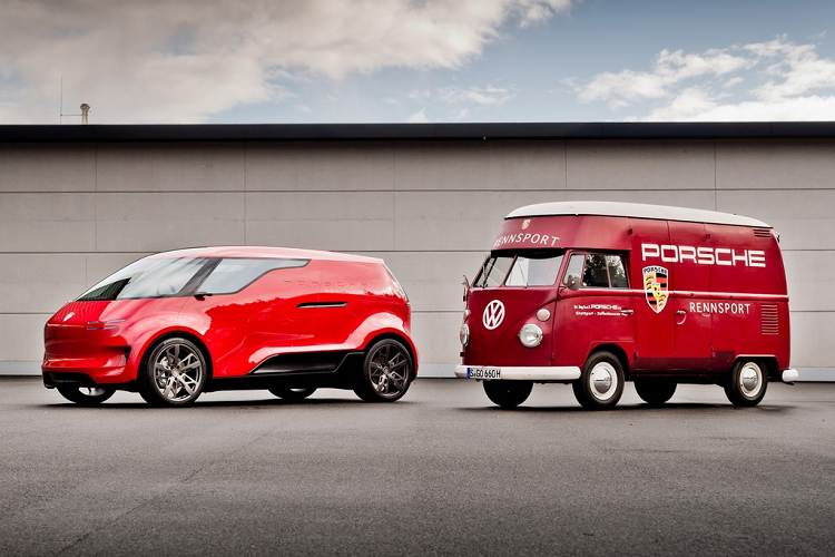 Porsche không công bố hình ảnh nội thất của Vision Renndienst. Hãng xe Đức cho biết khoang lái của xe có nhiều tùy chọn bố trí theo dạng mô-đun để đáp ứng các nhu cầu sử dụng khác nhau. Vị trí người lái nằm ở trung tâm cabin và xe có thể chở được 5 hành khách.