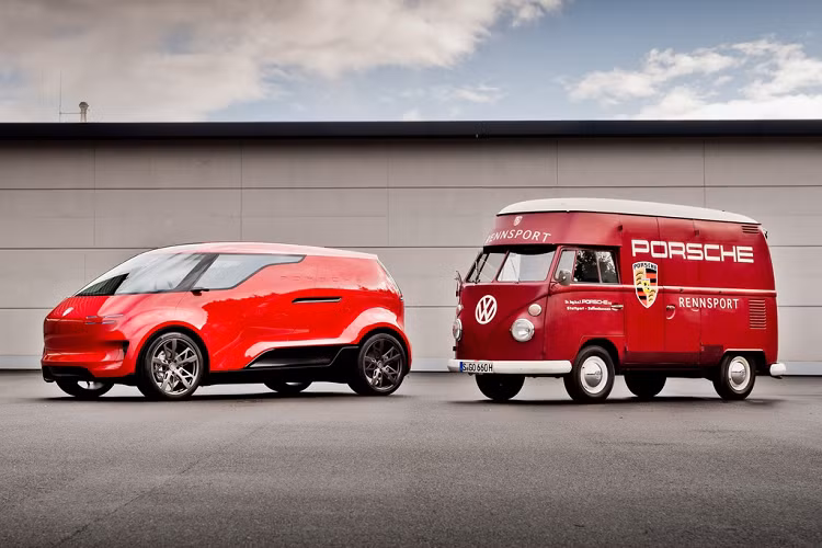 Porsche không công bố hình ảnh nội thất của Vision Renndienst. Hãng xe Đức cho biết khoang lái của xe có nhiều tùy chọn bố trí theo dạng mô-đun để đáp ứng các nhu cầu sử dụng khác nhau. Vị trí người lái nằm ở trung tâm cabin và xe có thể chở được 5 hành khách.