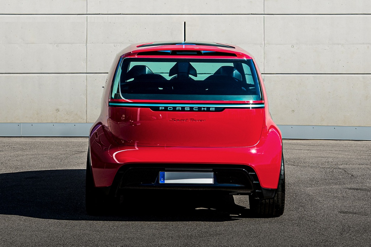 Xe có thiết kế tối ưu khí động học với các bề mặt được làm mềm mại, ít cản gió. Đồng thời, Porsche trang bị cho Vision Renndienst cụm camera quan sát 2 bên thay cho gương chiếu hậu truyền thống. Đây là công nghệ đã được Audi ứng dụng trên các mẫu xe điện e-tron.
