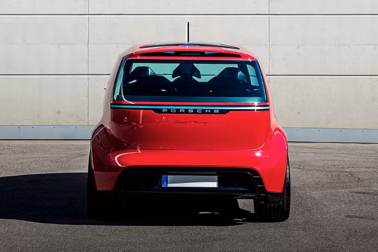 Xe có thiết kế tối ưu khí động học với các bề mặt được làm mềm mại, ít cản gió. Đồng thời, Porsche trang bị cho Vision Renndienst cụm camera quan sát 2 bên thay cho gương chiếu hậu truyền thống. Đây là công nghệ đã được Audi ứng dụng trên các mẫu xe điện e-tron.