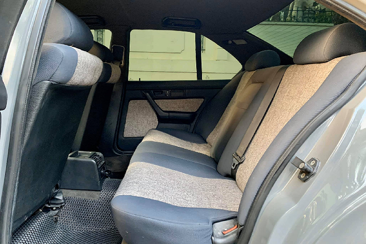 Ở ngoại hình, chiếc xe sơn lại màu mới đang là “mốt” thịnh hành hiện nay, thay mâm thể thao cùng lốp Michelin và hạ gầm. Hệ thống đèn xe cũng được trang bị projector cho ánh sáng tốt hơn. Vì đã được dọn lại nên tất nhiên nước sơn gần như mới, chóa đèn được phục chế sáng bóng.