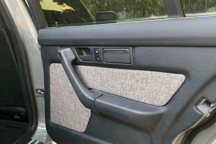 Nội thất bên trong vẫn nguyên bản với ghế bọc vải 2 màu, da cần số được bọc lại mới, bộ đồng hồ cơ trên xe vẫn còn nguyên, hệ thống điều hòa chỉnh cơ nhưng lại phân phối 2 vùng. Vô lăng 4 chấu của xe không bọc da nhưng vẫn còn khá mới. Cũng giống như BMW 5-Series đời mới, xe đời cũ cũng có không gian nội thất tương đối rộng rãi.