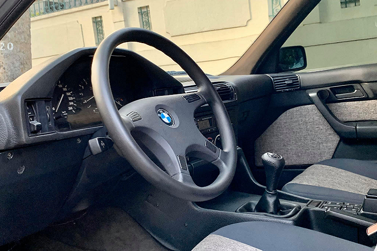 Tìm mua chiếc xe BMW 525i cũ có tuổi đời lên đến trên 2 thập kỷ không khó nhưng điều quan trọng nhất là tình trạng của chiếc xe phải đủ để sử dụng và phục chế được.
