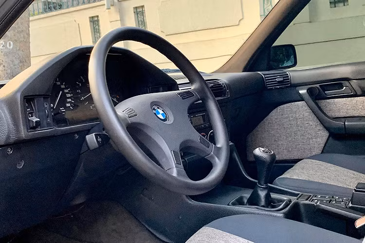 Tìm mua chiếc xe BMW 525i cũ có tuổi đời lên đến trên 2 thập kỷ không khó nhưng điều quan trọng nhất là tình trạng của chiếc xe phải đủ để sử dụng và phục chế được.