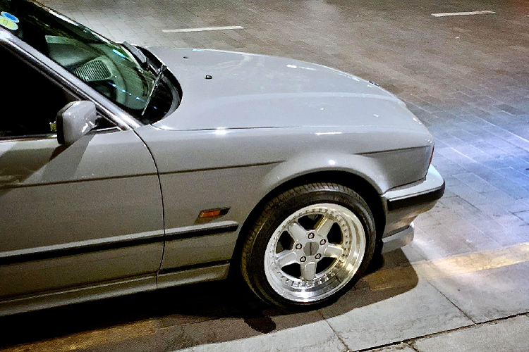 Hiện nay giá xe BMW 525i E34 cùng đời nhưng chưa được độ và dọn lại trên thị trường nằm ở mức khoảng hơn 100 triệu đồng.