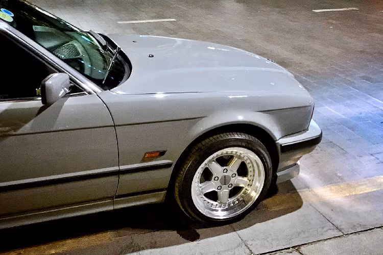 Hiện nay giá xe BMW 525i E34 cùng đời nhưng chưa được độ và dọn lại trên thị trường nằm ở mức khoảng hơn 100 triệu đồng.