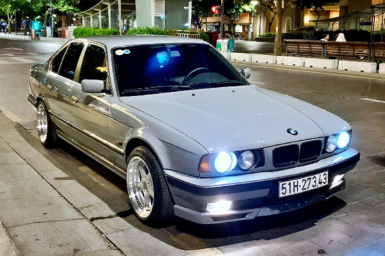 Đối với những người yêu thích thương hiệu xe BMW đặc biệt là những dòng xe cổ điển thì chiếc BMW 525i mã E34 đã được phục chế sẵn này là lựa chọn hợp lý dù phải bỏ ra một số tiền không nhỏ để sử dụng một chiếc xe đã gần 25 năm tuổi đời.
