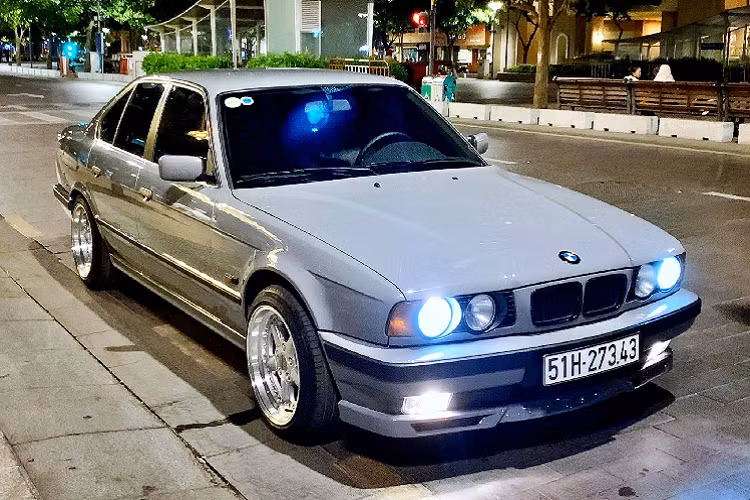 Đối với những người yêu thích thương hiệu xe BMW đặc biệt là những dòng xe cổ điển thì chiếc BMW 525i mã E34 đã được phục chế sẵn này là lựa chọn hợp lý dù phải bỏ ra một số tiền không nhỏ để sử dụng một chiếc xe đã gần 25 năm tuổi đời.