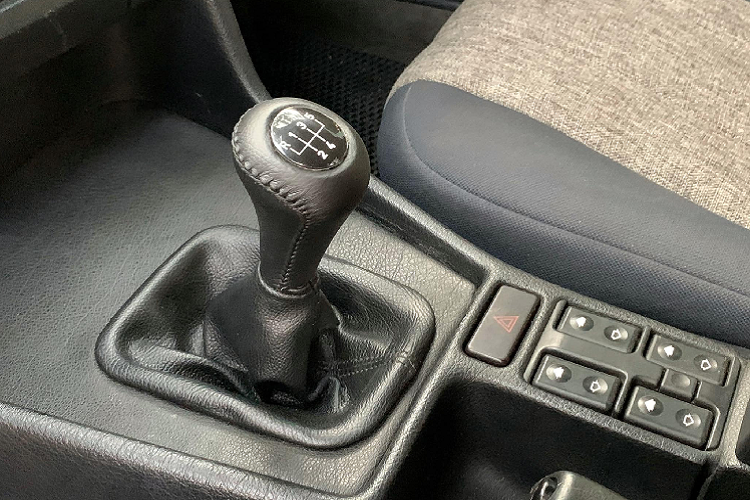 Thực tế, chiếc xe được độ lại khá đẹp mắt đúng với phong cách cổ điển của BMW, các chi tiết bên trong vẫn còn rất nguyên bản với bộ ghế vải còn nguyên và hệ thống nút bấm đúng theo xe lúc được sản xuất năm 1996. Điều này quyết định quan trọng tới mức giá bán lại của chiếc BMW 525i đã 24 năm tuổi này.