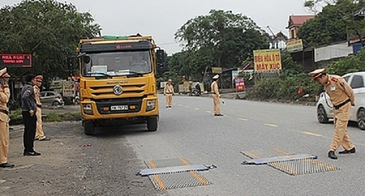 Ha Noi: Tang cuong kiem soat tai trong phuong tien xe qua kho, qua tai